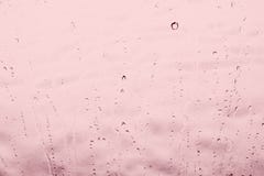 Gocce di acqua che cadono sul vetro del ` s della finestra immagine stock Gocce di acqua che cadono sul vetro del ` s della finestra immagine stock