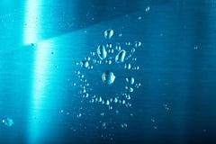 Gocce di acqua su un fondo di colore grigio Profondità del campo poco profonda Fuoco selettivo sfuocatura fotografia stock Gocce di acqua su un fondo di colore grigio Profondità del campo poco profonda Fuoco selettivo sfuocatura fotografia stock