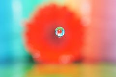 Goccia di acqua che spruzza in acqua fotografie stock Goccia di acqua che spruzza in acqua fotografie stock