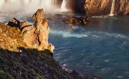Godafoss vattenfall på solnedgången fantastisk liggande härlig oklarhetscumulus royaltyfria foton Godafoss vattenfall på solnedgången fantastisk liggande härlig oklarhetscumulus royaltyfria foton