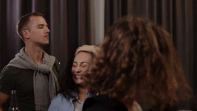 Godere del partito con gli amici Metraggio di Handhelded dei giovani allegri che ballano e che bevono mentre godendo del partito archivi video Godere del partito con gli amici Metraggio di Handhelded dei giovani allegri che ballano e che bevono mentre godendo del partito archivi video