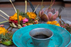 Godsdienstig dienstenaanbod in Bali, gekleurde bloemen met turkooise schotel royalty-vrije stock afbeelding Godsdienstig dienstenaanbod in Bali, gekleurde bloemen met turkooise schotel royalty-vrije stock afbeelding