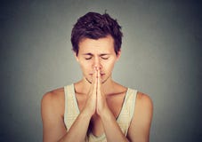 Godsdienstige mens die met gesloten ogen bidden royalty-vrije stock foto Godsdienstige mens die met gesloten ogen bidden royalty-vrije stock foto