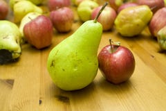Goede gelijke! grote peren kleine appel stock fotografie Goede gelijke! grote peren kleine appel stock fotografie