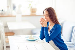 Goedemorgen! Portret van het charmante dromerige jonge meisje mede drinken stock fotografie Goedemorgen! Portret van het charmante dromerige jonge meisje mede drinken stock fotografie