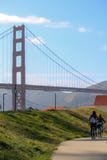 Golden gate bridge - cycliste, touristes faisants du vélo de couples en tournée de vélo appréciant la vue au point de repère célè image libre de droits Golden gate bridge - cycliste, touristes faisants du vélo de couples en tournée de vélo appréciant la vue au point de repère célè image libre de droits