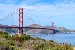 Golden gate bridge in Duidelijke Blauwe Hemel met Aard in de Voorgrond royalty-vrije stock afbeelding Golden gate bridge in Duidelijke Blauwe Hemel met Aard in de Voorgrond royalty-vrije stock afbeelding