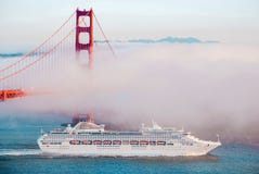 Golden Gate Bridge, San Francisco on foggy day, Cruise ship pass royalty free stock image Golden Gate Bridge, San Francisco on foggy day, Cruise ship pass royalty free stock image