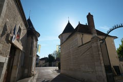 Golden Gate van Bourgondië, dorp van Chablis in Bourgogne-gebied, beroemd voor witte wijn stock foto Golden Gate van Bourgondië, dorp van Chablis in Bourgogne-gebied, beroemd voor witte wijn stock foto