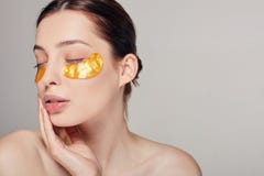 Goldene Kollagenflecken Unter Den Augen Falten Und Dunkle Kreise Entfernen Stockbild Bild Von Falten Kreise