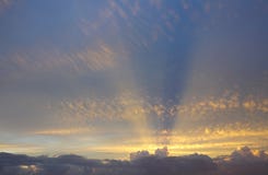 Goldene Sonnenstrahlen von hinten Wolken dehnen über den Himmel oben aus stockbild Goldene Sonnenstrahlen von hinten Wolken dehnen über den Himmel oben aus stockbild