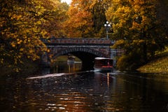 Goldener Herbstkanal mit einem Boot in der Mitte von Riga, Lettland stockfotos Goldener Herbstkanal mit einem Boot in der Mitte von Riga, Lettland stockfotos