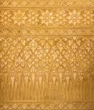 Goldener Metallhintergrund mit den thailändischen traditionellen Beschaffenheiten, zeitgenössisch stockbild Goldener Metallhintergrund mit den thailändischen traditionellen Beschaffenheiten, zeitgenössisch stockbild