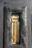Goldener Schlüssel auf dunkler Steinwand lizenzfreie stockbilder Goldener Schlüssel auf dunkler Steinwand lizenzfreie stockbilder