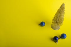 Goldener Weihnachtsbaum mit blauen Bällen auf gelbem Hintergrund stockfoto Goldener Weihnachtsbaum mit blauen Bällen auf gelbem Hintergrund stockfoto