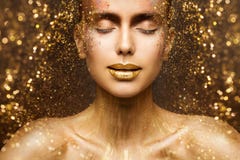 Goldmode-Make-up, Art Beauty Face und Lippen bilden in den goldenen Scheinen, Frauen-Träume lizenzfreie stockfotografie Goldmode-Make-up, Art Beauty Face und Lippen bilden in den goldenen Scheinen, Frauen-Träume lizenzfreie stockfotografie