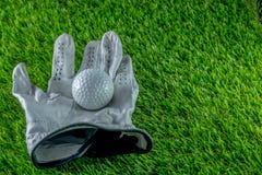 Golfbal en handschoen op gras royalty-vrije stock afbeelding Golfbal en handschoen op gras royalty-vrije stock afbeelding