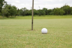 Golfball auf dem Grün stockfotos Golfball auf dem Grün stockfotos