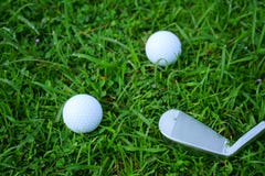 Golfboll och utslagsplats på grön kursbakgrund för golf arkivfoto Golfboll och utslagsplats på grön kursbakgrund för golf arkivfoto
