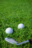 Golfboll och utslagsplats på grön kursbakgrund för golf royaltyfria foton Golfboll och utslagsplats på grön kursbakgrund för golf royaltyfria foton