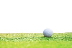 Golfbollar på grönt gräs som isoleras från en vit bakgrund arkivbild Golfbollar på grönt gräs som isoleras från en vit bakgrund arkivbild