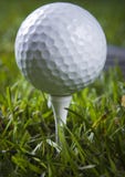 Golfclub met bal op een T-stuk stock fotografie Golfclub met bal op een T-stuk stock fotografie