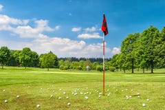 Golffeld und bewölkter blauer Himmel Frühlingslandschaft mit Gras und stockfoto Golffeld und bewölkter blauer Himmel Frühlingslandschaft mit Gras und stockfoto