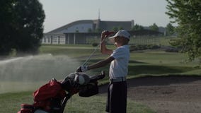 Golfista feliz del muchacho Muchacho menor alegre en el campo de golf en la puesta del sol metrajes Golfista feliz del muchacho Muchacho menor alegre en el campo de golf en la puesta del sol metrajes