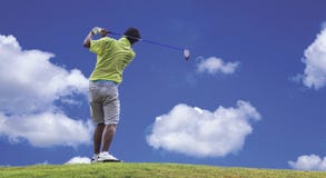 Golfista que tira una pelota de golf fotos de archivo Golfista que tira una pelota de golf fotos de archivo
