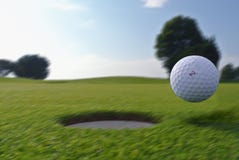 Golfloch und -ball stockfoto Golfloch und -ball stockfoto