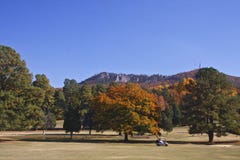 Golfplatz in den Bergen lizenzfreies stockbild Golfplatz in den Bergen lizenzfreies stockbild