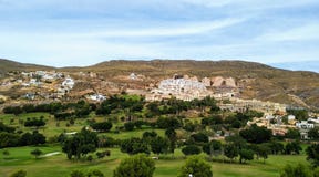 Golfplatz zwischen den felsigen Bergen stockbild Golfplatz zwischen den felsigen Bergen stockbild