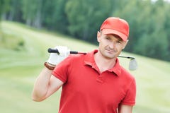 Golfspeler op golfgebied met club royalty-vrije stock afbeelding Golfspeler op golfgebied met club royalty-vrije stock afbeelding