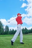 Golfspeler op golfgebied met club royalty-vrije stock afbeeldingen Golfspeler op golfgebied met club royalty-vrije stock afbeeldingen