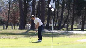 Golfspieler, der einen Chip schlägt stock video footage Golfspieler, der einen Chip schlägt stock video footage