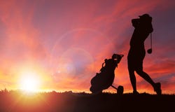 Golfspieler-Schattenbild während des Sonnenuntergangs mit Kopien-Raum vektor abbildung Golfspieler-Schattenbild während des Sonnenuntergangs mit Kopien-Raum vektor abbildung