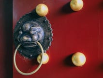 Golpeador de puerta de cobre amarillo tradicional chino en la mansión de Mufu en Lijiang, Yunnan, China foto de archivo Golpeador de puerta de cobre amarillo tradicional chino en la mansión de Mufu en Lijiang, Yunnan, China foto de archivo
