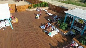 Λεκάνη οάσεων στο χωριό Golubitskaya, έδαφος Krasnodar Οι άνθρωποι χαλαρώνουν στη λίμνη Πισίνα για τους ενηλίκους και chi απόθεμα βίντεο Λεκάνη οάσεων στο χωριό Golubitskaya, έδαφος Krasnodar Οι άνθρωποι χαλαρώνουν στη λίμνη Πισίνα για τους ενηλίκους και chi απόθεμα βίντεο