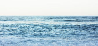 Golven van blauw stil oceaankustlandschap Achtergrondoverzees scape en de kustlijn van het zandstrand De aard van de het perspect royalty-vrije stock foto's Golven van blauw stil oceaankustlandschap Achtergrondoverzees scape en de kustlijn van het zandstrand De aard van de het perspect royalty-vrije stock foto's
