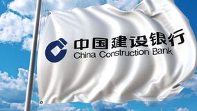 Golvende vlag met China Construction Bank-embleem tegen hemel en wolken Het redactie 3D teruggeven vector illustratie Golvende vlag met China Construction Bank-embleem tegen hemel en wolken Het redactie 3D teruggeven vector illustratie