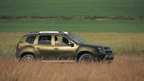 Gomel, Bielorrusia - 13 de junio de 2018: Renault Duster o Dacia Duster SUV en paisaje del prado del verano Plumero producido en metrajes Gomel, Bielorrusia - 13 de junio de 2018: Renault Duster o Dacia Duster SUV en paisaje del prado del verano Plumero producido en metrajes