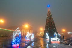 Gomel, Λευκορωσία - 28 Δεκεμβρίου 2017: Νέος φωτισμός έτους ` s στο κύριο τετράγωνο της πόλης Μικρές αρχιτεκτονικές μορφές στοκ εικόνες Gomel, Λευκορωσία - 28 Δεκεμβρίου 2017: Νέος φωτισμός έτους ` s στο κύριο τετράγωνο της πόλης Μικρές αρχιτεκτονικές μορφές στοκ εικόνες