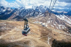 Gondel in Sass Pordoi, Italiaans Dolomiet stock afbeelding Gondel in Sass Pordoi, Italiaans Dolomiet stock afbeelding