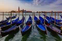 Gondels door St Teken` s Vierkant en San Giorgio Maggiore in Venetië royalty-vrije stock fotografie Gondels door St Teken` s Vierkant en San Giorgio Maggiore in Venetië royalty-vrije stock fotografie