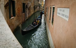Gondol på kanalen i Venedig fotografering för bildbyråer Gondol på kanalen i Venedig fotografering för bildbyråer