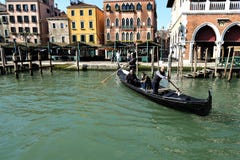 Gondola na Kanałowym Grande Grand Canal w Wenecja, Włochy obraz stock Gondola na Kanałowym Grande Grand Canal w Wenecja, Włochy obraz stock