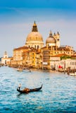 Gondola sul canale grande con i Di Santa Maria della Salute al tramonto, Venezia, Italia della basilica Fotografia Stock Gondola sul canale grande con i Di Santa Maria della Salute al tramonto, Venezia, Italia della basilica Fotografia Stock