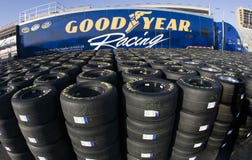Goodyear que compite con los neumáticos imagen de archivo Goodyear que compite con los neumáticos imagen de archivo