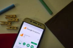Google analityka App na Smartphone ekranie obrazy royalty free Google analityka App na Smartphone ekranie obrazy royalty free