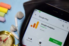 Google Analytics dev app z powiększać na Smartphone ekranie zdjęcia royalty free Google Analytics dev app z powiększać na Smartphone ekranie zdjęcia royalty free